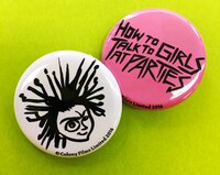 「パーティで女の子に話しかけるには」ムビチケカード特典の缶バッジ。