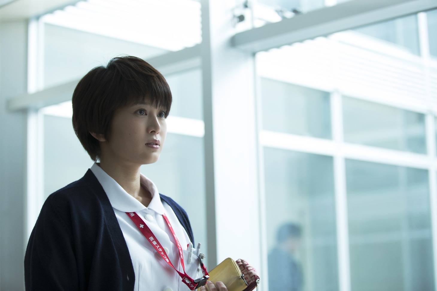 「生きる街」より、佐津川愛美演じる香苗。