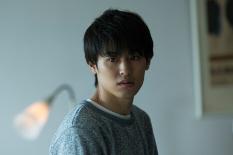 「生きる街」より、堀井新太演じる哲也。