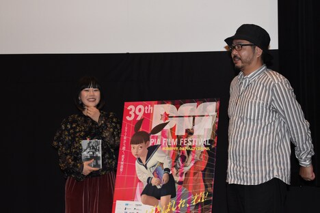 左から山戸結希、塩田明彦。