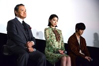 左から西田敏行、成海璃子、寛一郎。