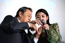 左から西田敏行、成海璃子。