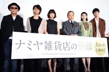 「ナミヤ雑貨店の奇蹟」初日舞台挨拶の様子。左から廣木隆一、村上虹郎、門脇麦、西田敏行、成海璃子、寛一郎。