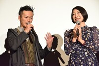 「仁光の受難」初日舞台挨拶の様子。左から辻岡正人、若林美保。