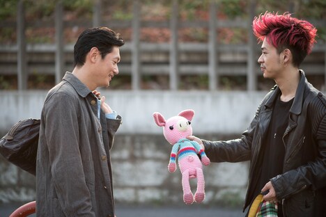 「ニワトリ★スター」より、成田演じる楽人（右）が常に持ち歩いているぬいぐるみのリンダ。
