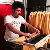 長袖Tシャツを手摺りする、かなた狼。