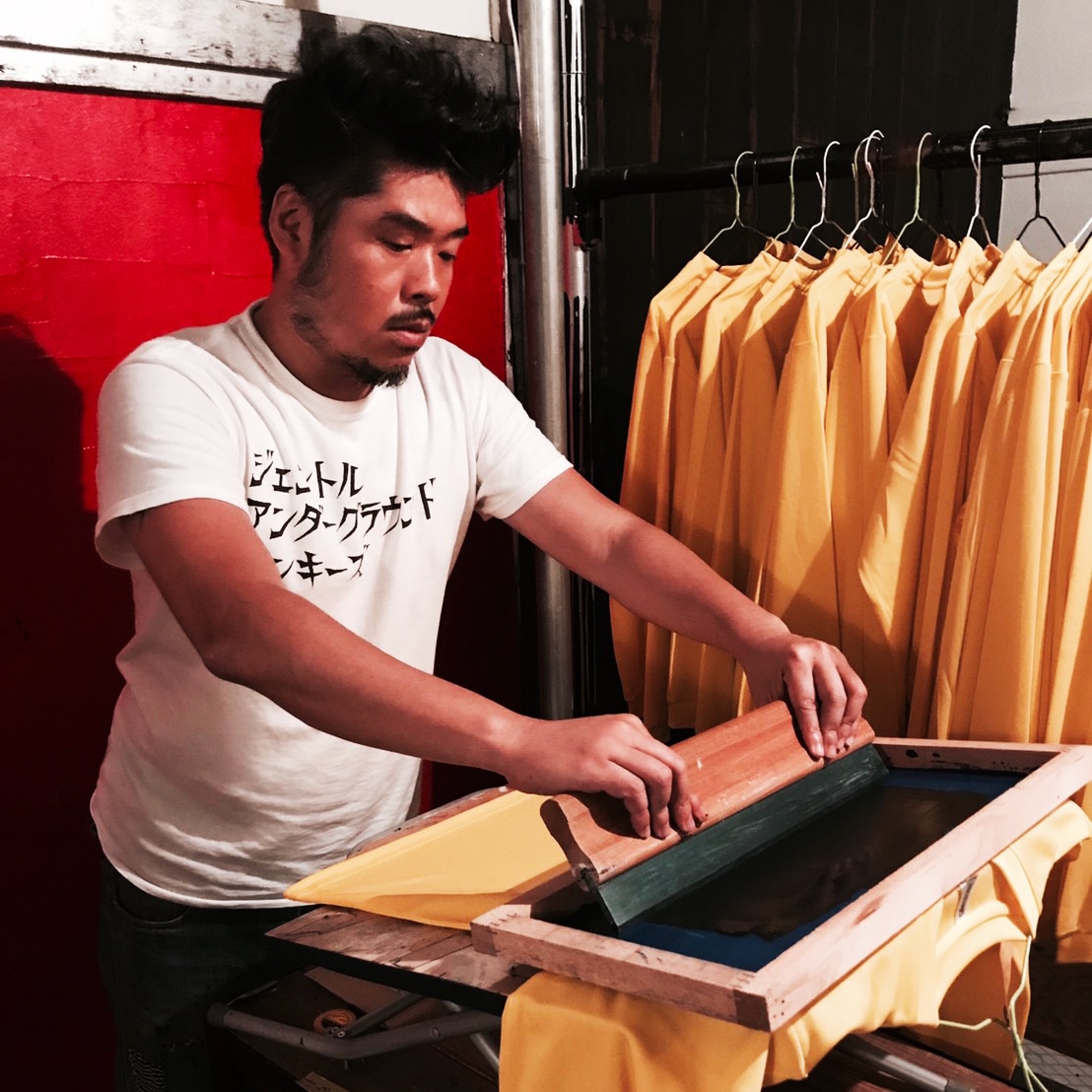 長袖Tシャツを手摺りする、かなた狼。