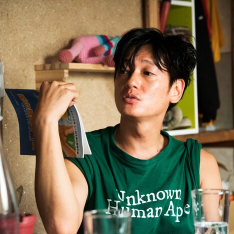 「ニワトリ★スター」オリジナルグッズのTシャツ（草太Ver.をアレンジしたもの）を着用する井浦新。