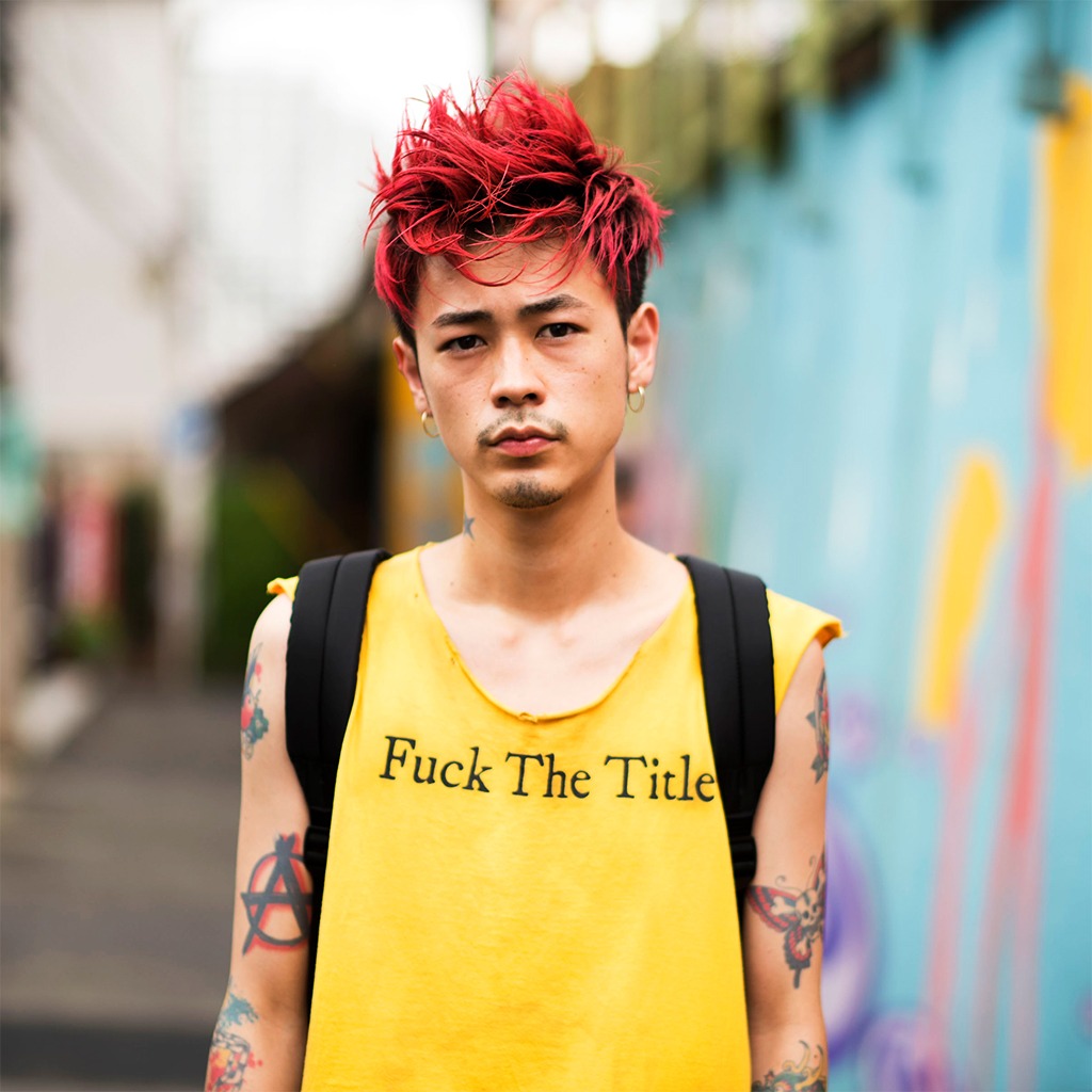 「ニワトリ★スター」オリジナルグッズのTシャツ（楽人Ver.をアレンジしたもの）を着用する成田凌。