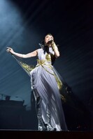 風を受けながら歌う松任谷由実。（写真提供：EMI Records）