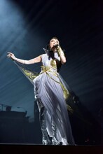 風を受けながら歌う松任谷由実。（写真提供：EMI Records）