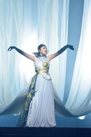 天井から垂れ下がる布とつながったドレス姿の松任谷由実。（写真提供：EMI Records）