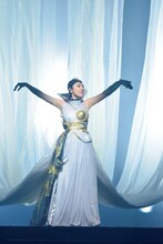 天井から垂れ下がる布とつながったドレス姿の松任谷由実。（写真提供：EMI Records）