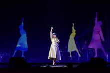 ロングトレンチコート姿の松任谷由実。（写真提供：EMI Records）