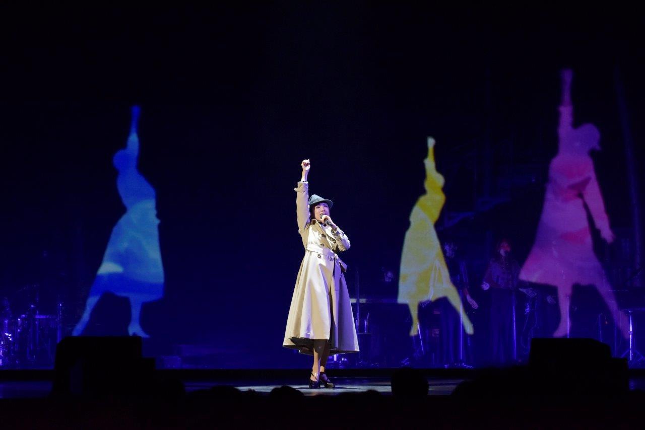 ロングトレンチコート姿の松任谷由実。（写真提供：EMI Records）