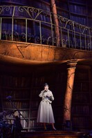 図書館セットをバックに歌う松任谷由実。（写真提供：EMI Records）