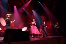 1960年代風ドレスでコーラスチームと踊る松任谷由実。（写真提供：EMI Records）