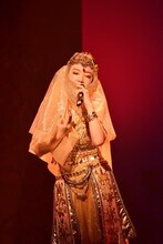 アラビア風衣装の松任谷由実。（写真提供：EMI Records）