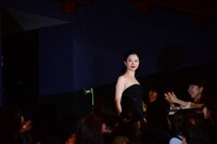 客席後方から姿を現した吉高由里子。