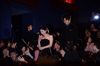 客席後方から姿を現したキャスト陣。