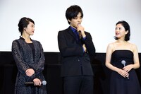 左から清野菜名、松坂桃李、吉高由里子。