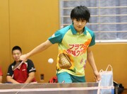 球を打ち返す佐野勇斗。