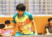 球を打ち返す佐野勇斗。