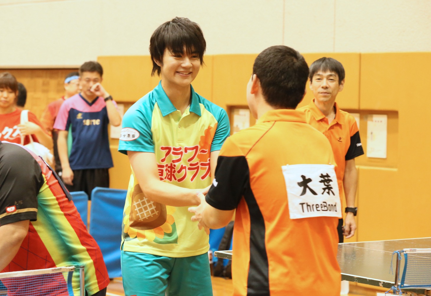 第1試合後、対戦相手と握手を交わす佐野勇斗（左）。