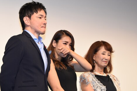 左から監督のジャッキー・ウー、鈴木紗理奈、赤座美代子。