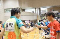 試合の合間にコーチの川口陽陽（右）からアドバイスをもらう佐野勇斗（左）。