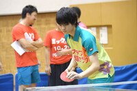 サービスの構えに入る佐野勇斗。