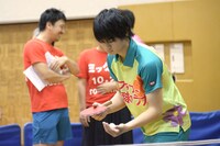 サービスの構えを取る佐野勇斗。