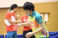 サービスを打つ佐野勇斗。