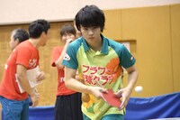 サービスを打つ佐野勇斗。