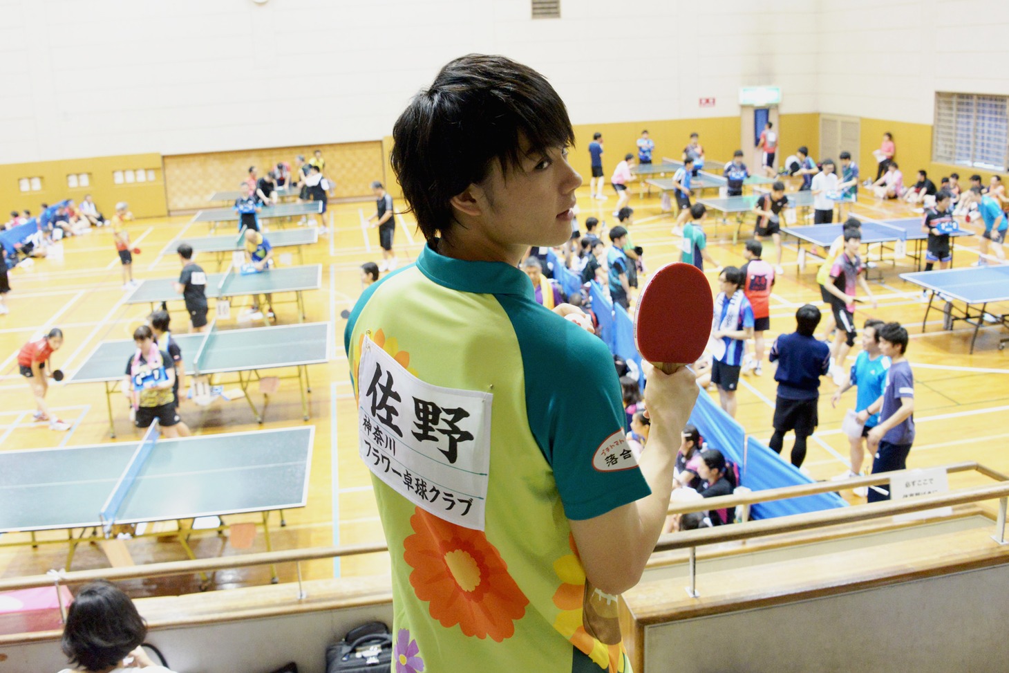 ユニフォームのゼッケンを見せる佐野勇斗。