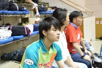 次の試合の対戦相手を見つけ、プレイを観察する佐野勇斗。