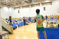 次の試合の対戦相手を見つけ、プレイを観察する佐野勇斗。