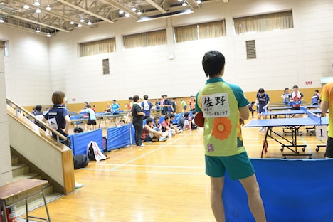 次の試合の対戦相手を見つけ、プレイを観察する佐野勇斗。