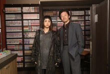 左から山本美月、浅野忠信。