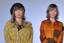 左からyonigeのごっきん、牛丸ありさ。