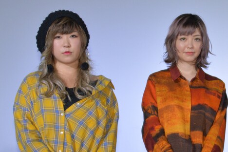 左からyonigeのごっきん、牛丸ありさ。