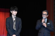 左から綾野剛、滝田洋二郎。