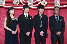 左から宮崎あおい、西島秀俊、綾野剛、滝田洋二郎。