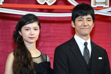 左から宮崎あおい、西島秀俊。