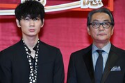 左から綾野剛、滝田洋二郎。