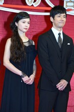 左から宮崎あおい、西島秀俊。