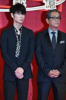 左から綾野剛、滝田洋二郎。