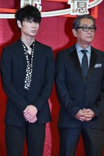 左から綾野剛、滝田洋二郎。