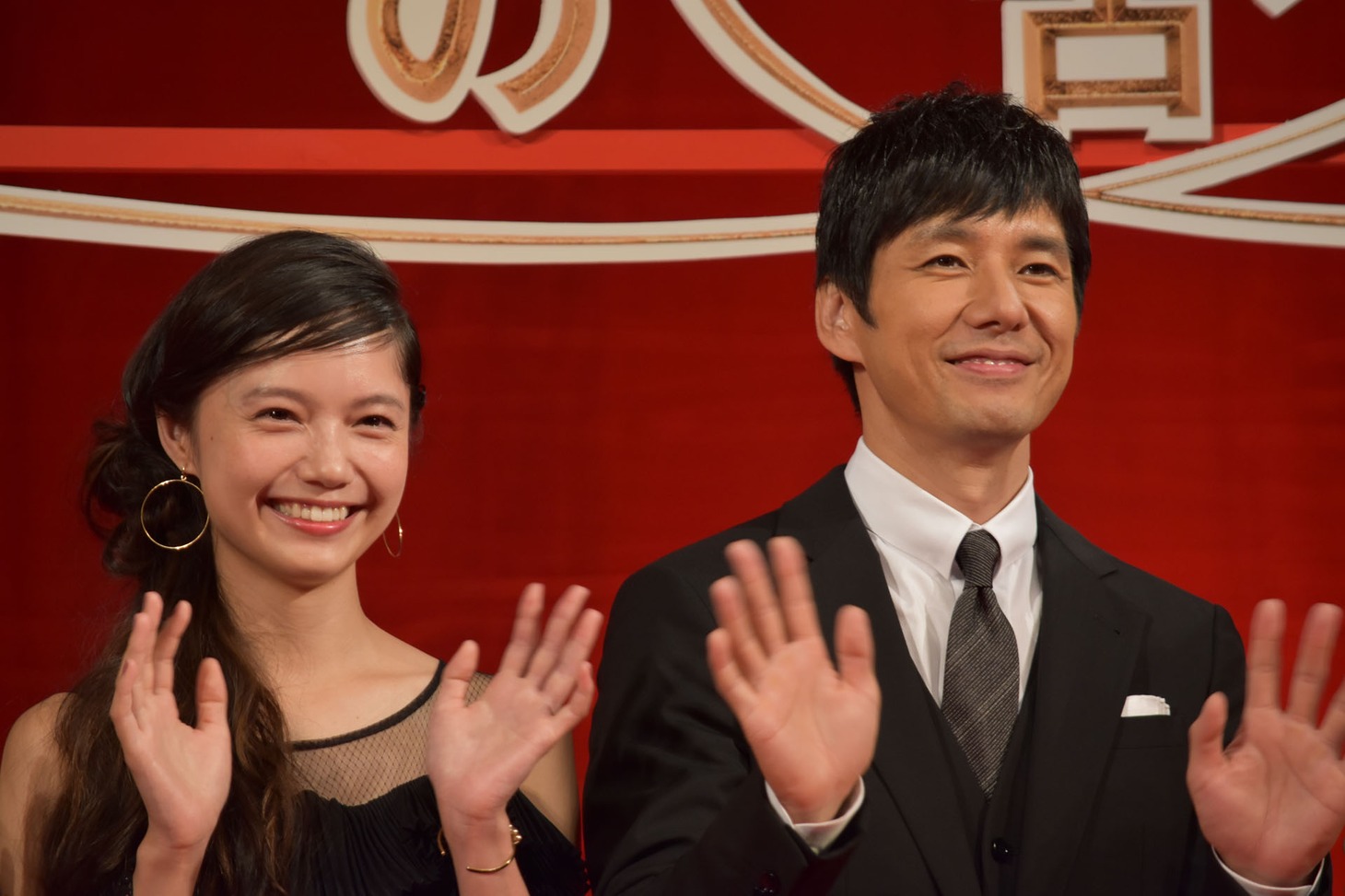 左から宮崎あおい、西島秀俊。
