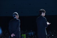 レッドカーペットを歩く滝田洋二郎（左）と綾野剛（右）。